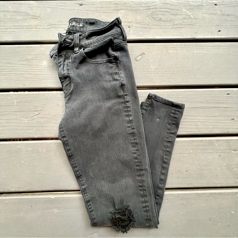 BLACK DISTRESSED AMERICAN EAGLE JEANS